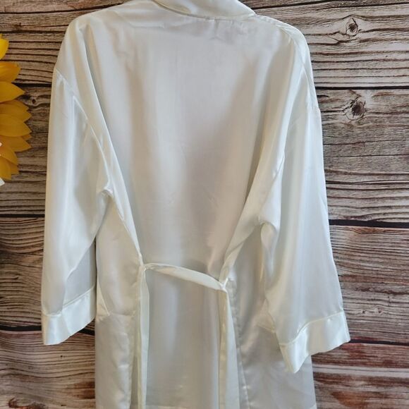 Victoria's Secret short robe Women's O/S silky cream Pre-owned - Picture 2 of 5